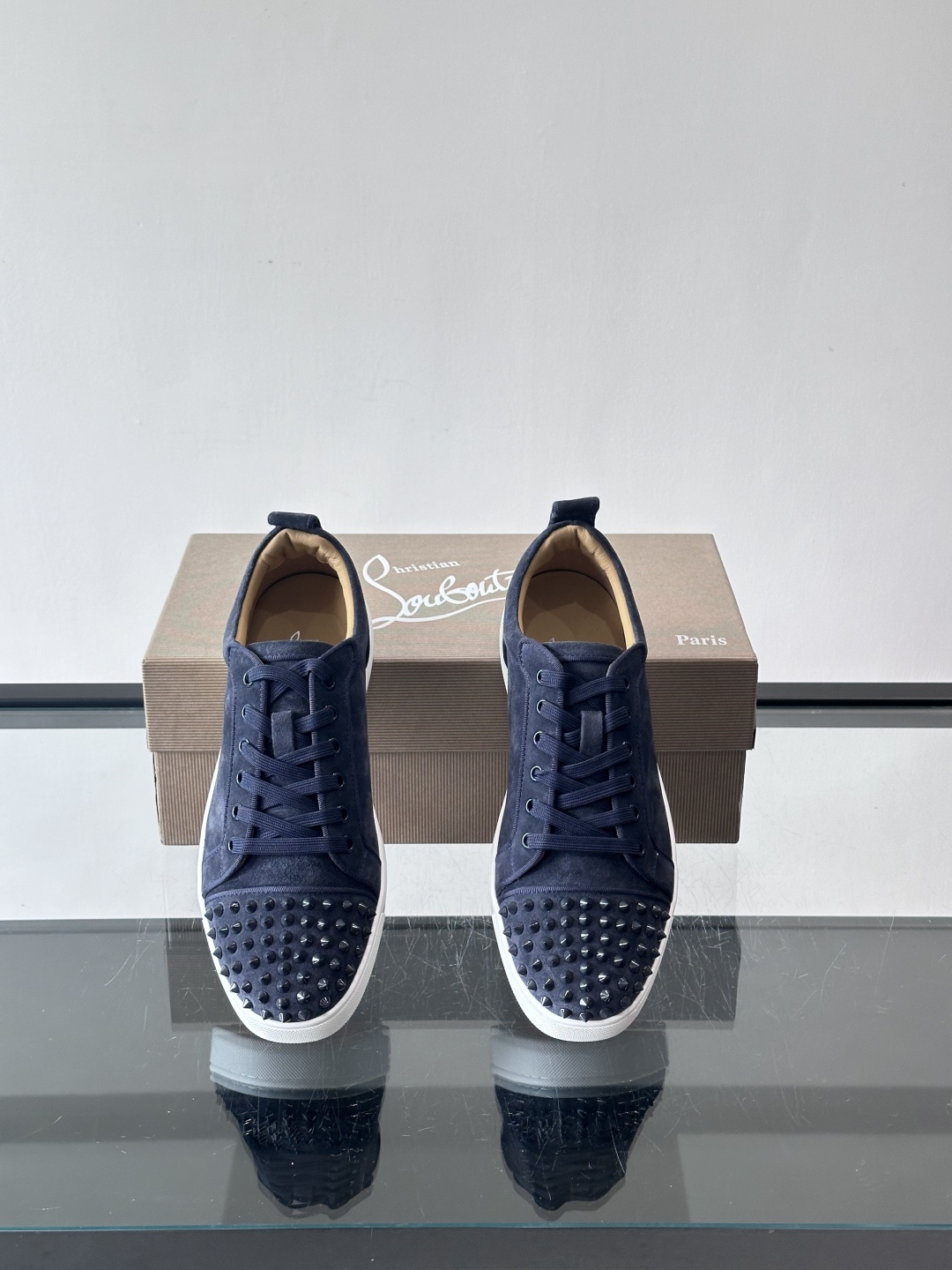 Christian Louboutin这款铆钉休闲鞋，麂皮鞋面＋金属铆钉，机车朋克风满满！低帮板鞋设计，