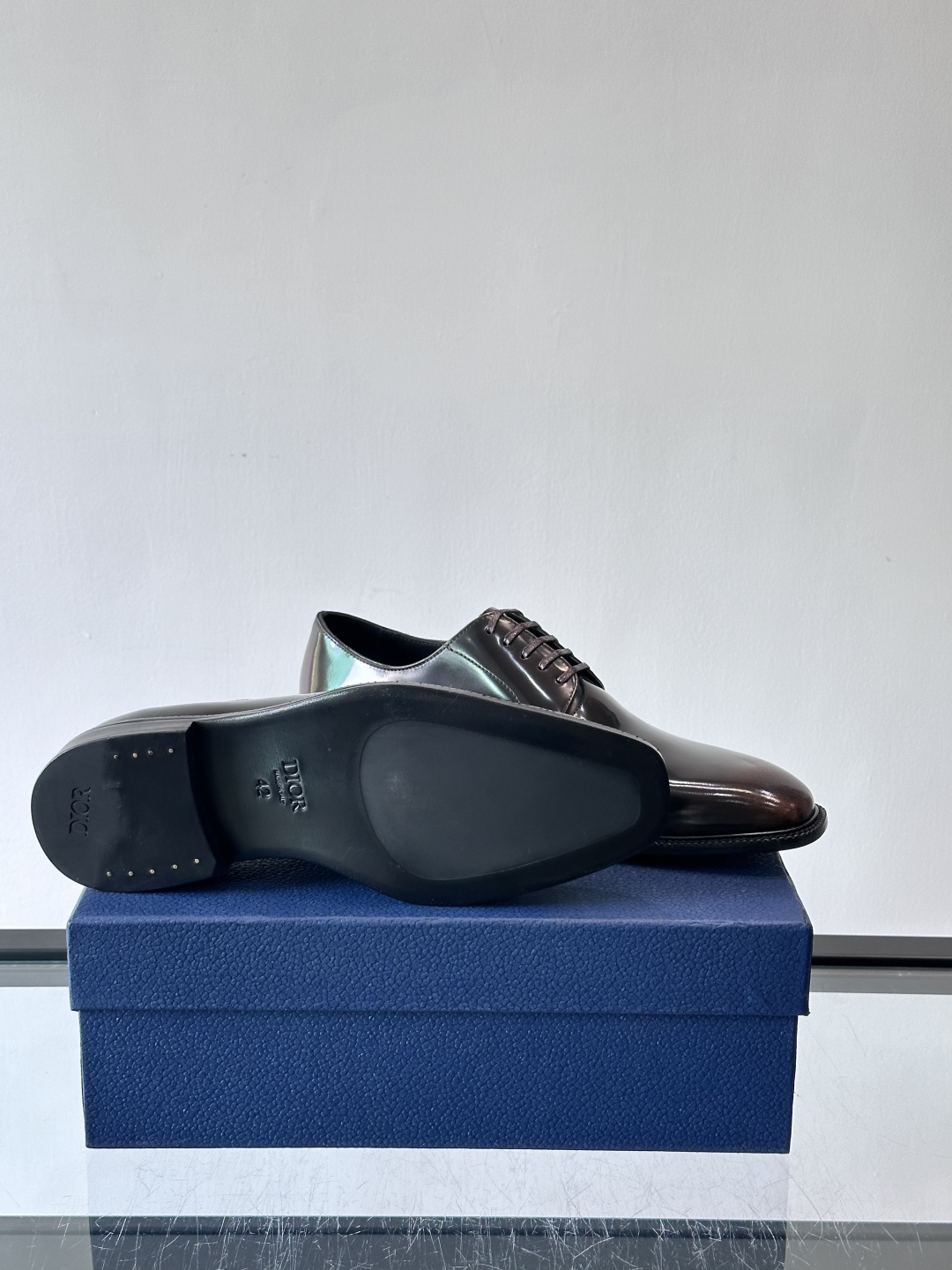Dior男士正装皮鞋，选用优质小牛皮，亮面光泽感超赞。德比鞋型+系带设计，经典又实用，商务宴会、婚礼都能