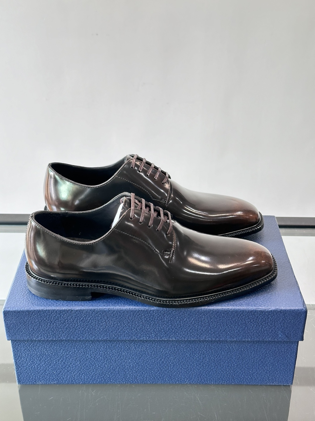 Dior男士正装皮鞋，选用优质小牛皮，亮面光泽感超赞。德比鞋型+系带设计，经典又实用，商务宴会、婚礼都能