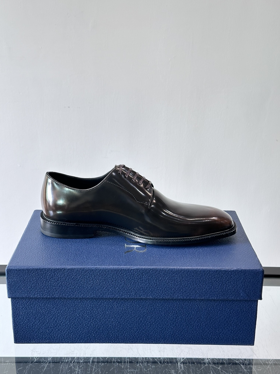 Dior男士正装皮鞋，选用优质小牛皮，亮面光泽感超赞。德比鞋型+系带设计，经典又实用，商务宴会、婚礼都能