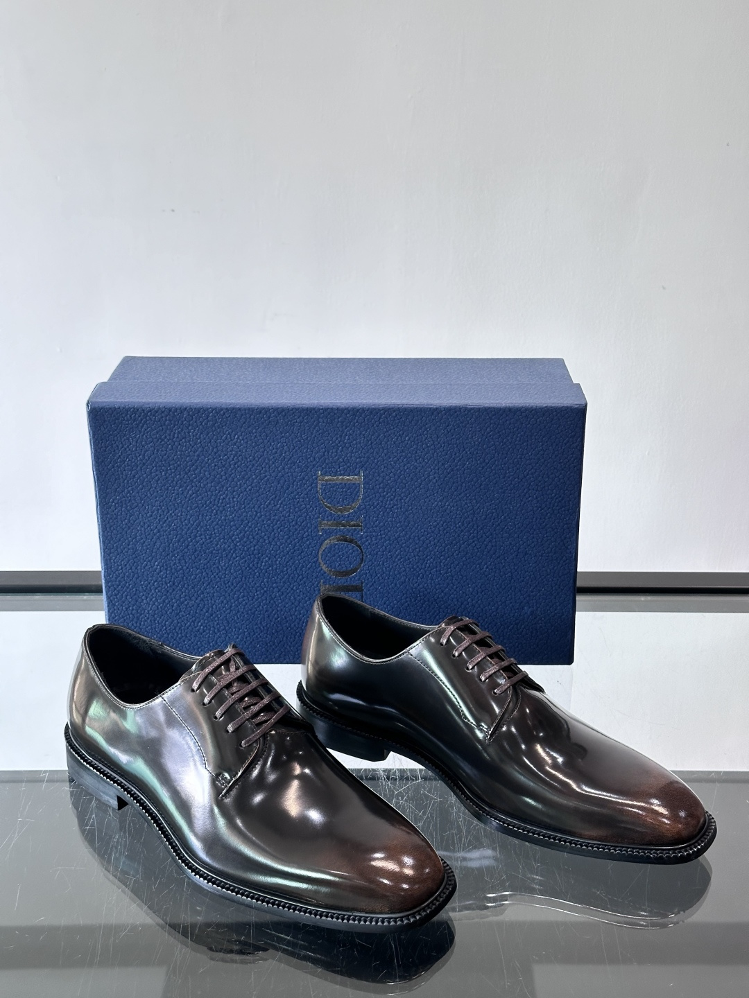 Dior男士正装皮鞋，选用优质小牛皮，亮面光泽感超赞。德比鞋型+系带设计，经典又实用，商务宴会、婚礼都能
