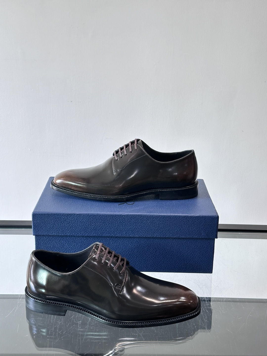 Dior男士正装皮鞋，选用优质小牛皮，亮面光泽感超赞。德比鞋型+系带设计，经典又实用，商务宴会、婚礼都能