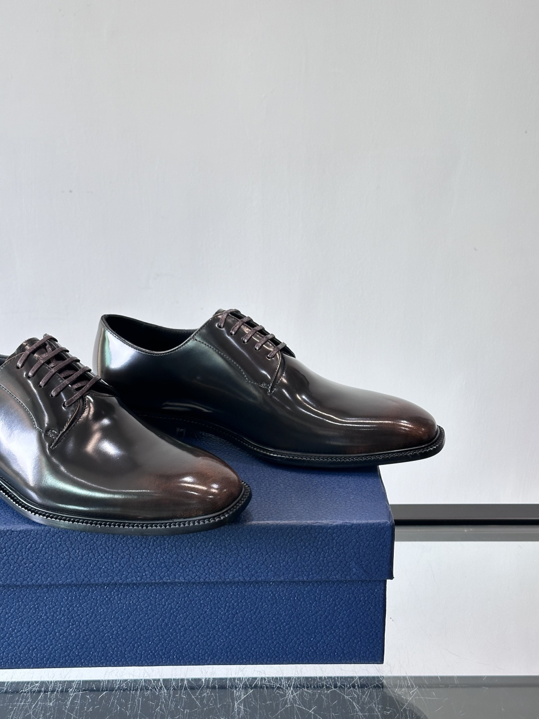 Dior男士正装皮鞋，选用优质小牛皮，亮面光泽感超赞。德比鞋型+系带设计，经典又实用，商务宴会、婚礼都能