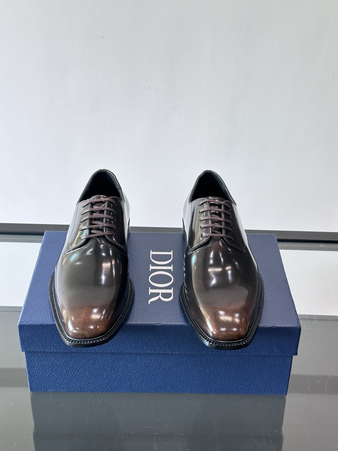 Dior男士正装皮鞋，选用优质小牛皮，亮面光泽感超赞。德比鞋型+系带设计，经典又实用，商务宴会、婚礼都能