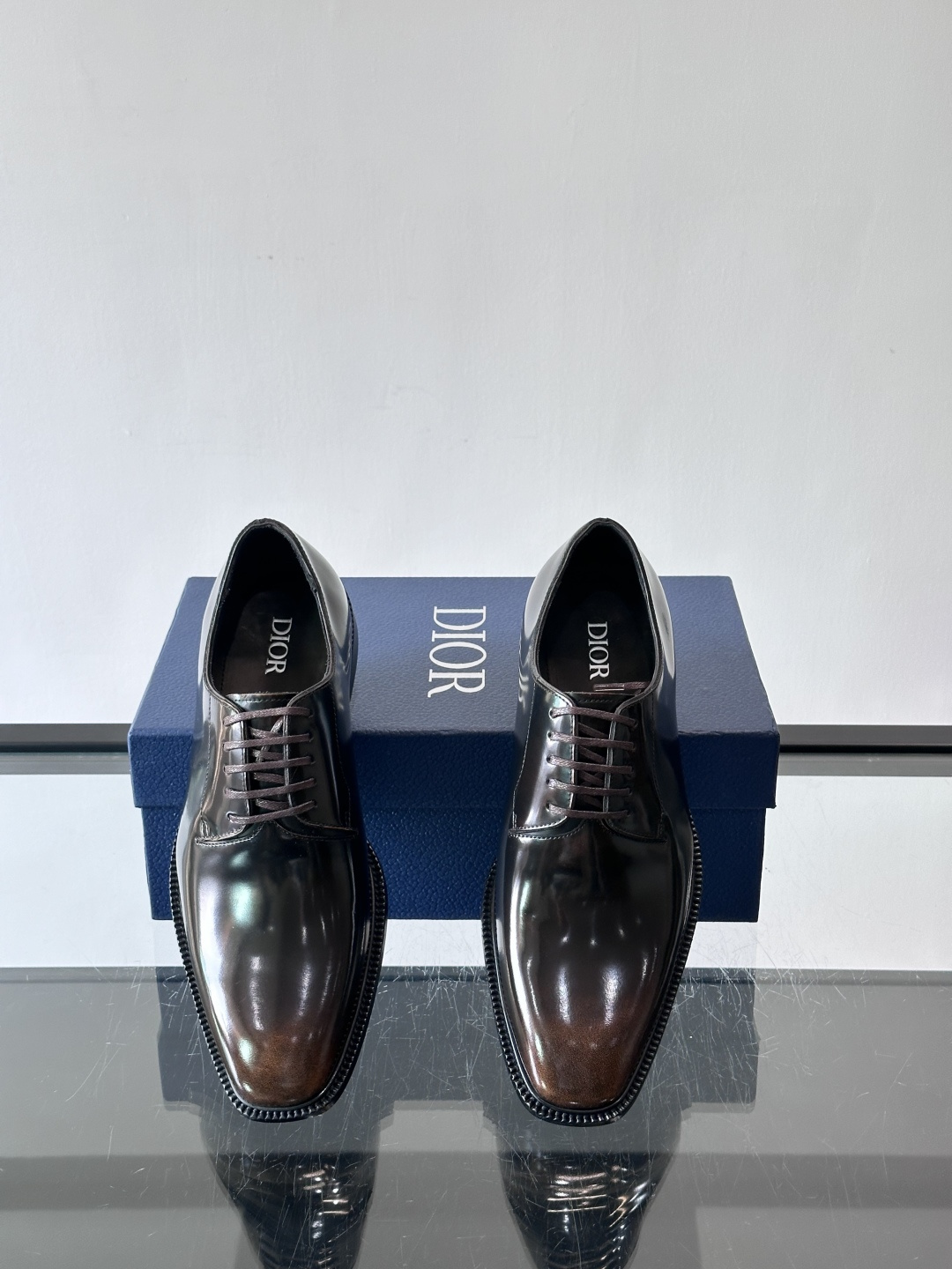Dior男士正装皮鞋，选用优质小牛皮，亮面光泽感超赞。德比鞋型+系带设计，经典又实用，商务宴会、婚礼都能