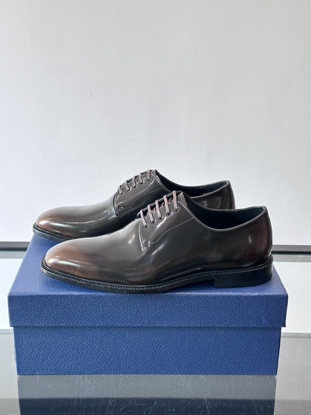 Dior男士正装皮鞋，选用优质小牛皮，亮面光泽感超赞。德比鞋型+系带设计，经典又实用，商务宴会、婚礼都能