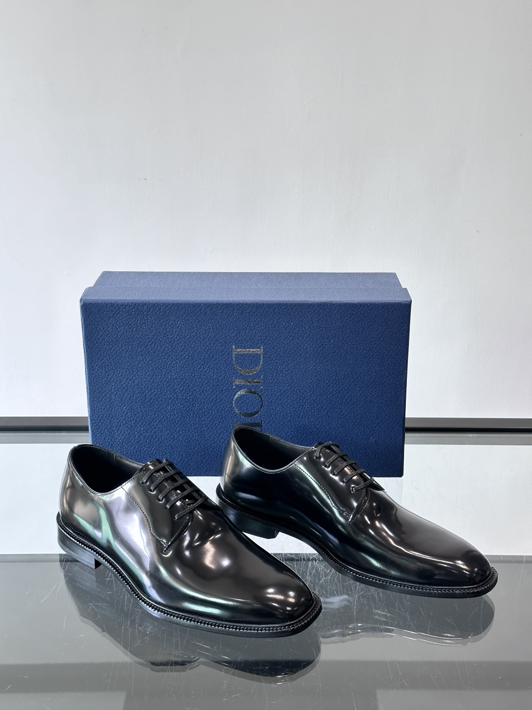 Dior男士正装皮鞋，选用优质小牛皮，亮面光泽感超赞。德比鞋型+系带设计，经典又实用，商务宴会、婚礼都能