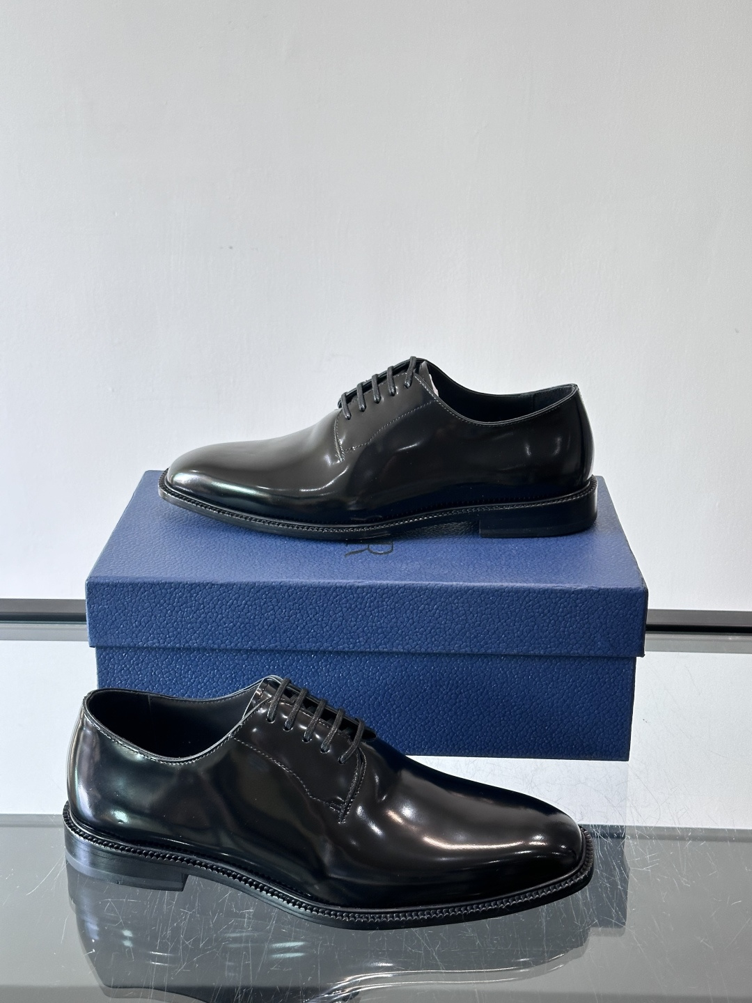 Dior男士正装皮鞋，选用优质小牛皮，亮面光泽感超赞。德比鞋型+系带设计，经典又实用，商务宴会、婚礼都能