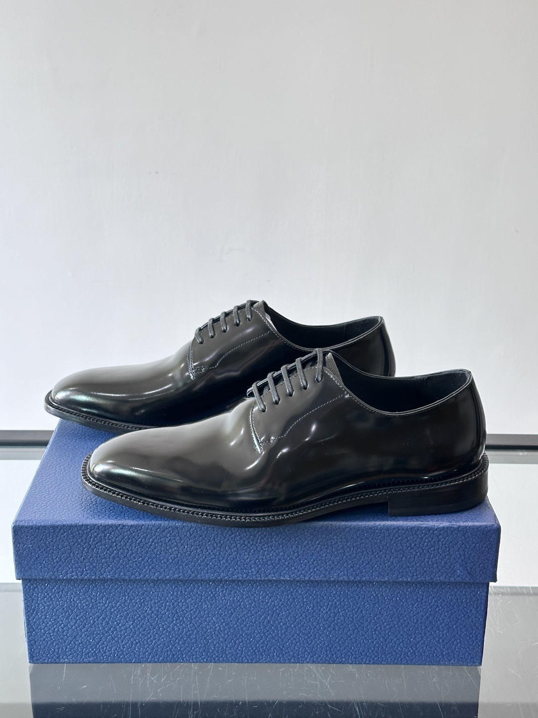 Dior男士正装皮鞋，选用优质小牛皮，亮面光泽感超赞。德比鞋型+系带设计，经典又实用，商务宴会、婚礼都能