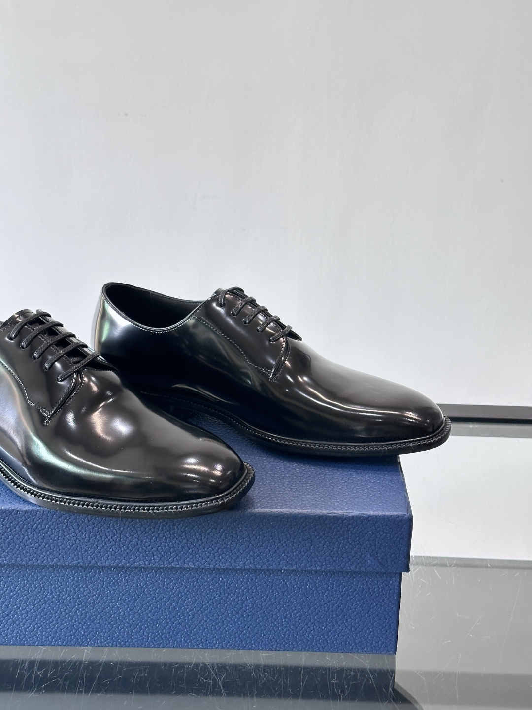 Dior男士正装皮鞋，选用优质小牛皮，亮面光泽感超赞。德比鞋型+系带设计，经典又实用，商务宴会、婚礼都能