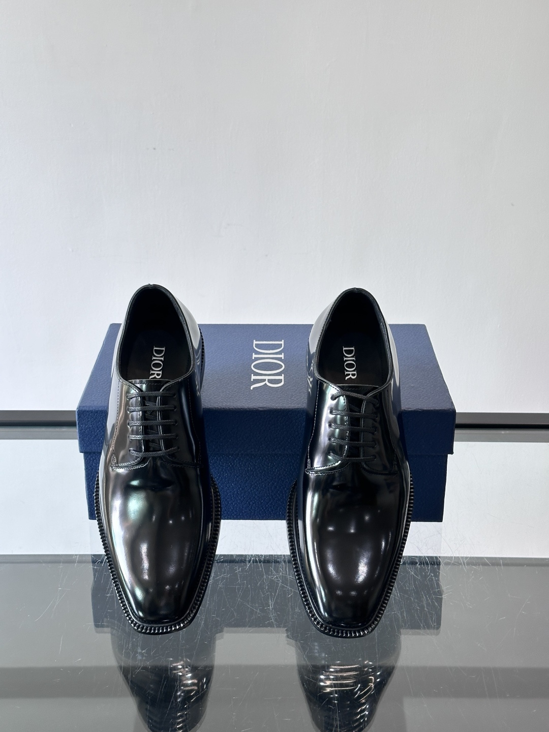 Dior男士正装皮鞋，选用优质小牛皮，亮面光泽感超赞。德比鞋型+系带设计，经典又实用，商务宴会、婚礼都能