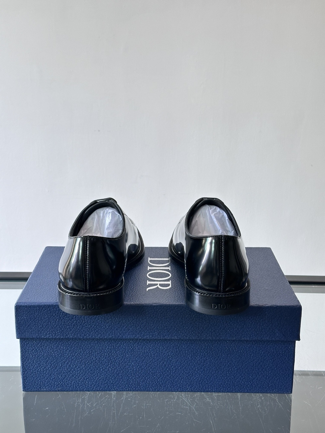 Dior男士正装皮鞋，选用优质小牛皮，亮面光泽感超赞。德比鞋型+系带设计，经典又实用，商务宴会、婚礼都能