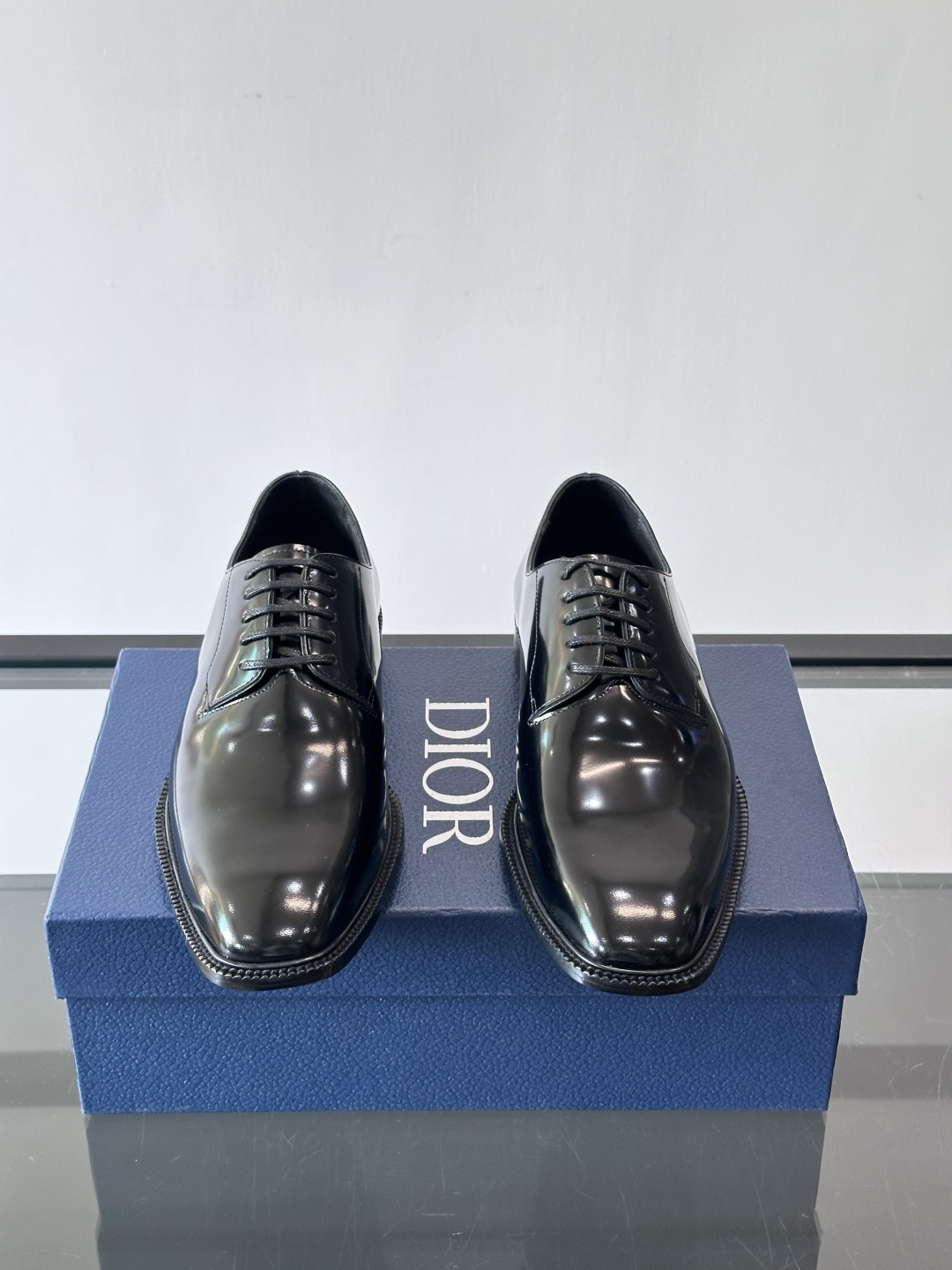 Dior男士正装皮鞋，选用优质小牛皮，亮面光泽感超赞。德比鞋型+系带设计，经典又实用，商务宴会、婚礼都能