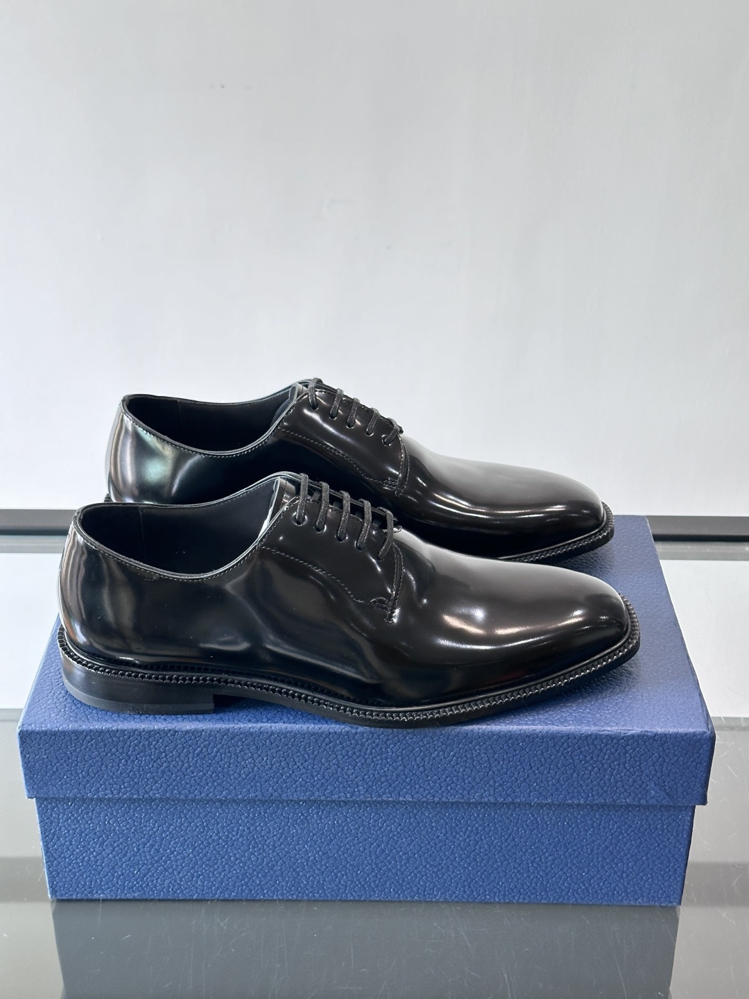 Dior男士正装皮鞋，选用优质小牛皮，亮面光泽感超赞。德比鞋型+系带设计，经典又实用，商务宴会、婚礼都能