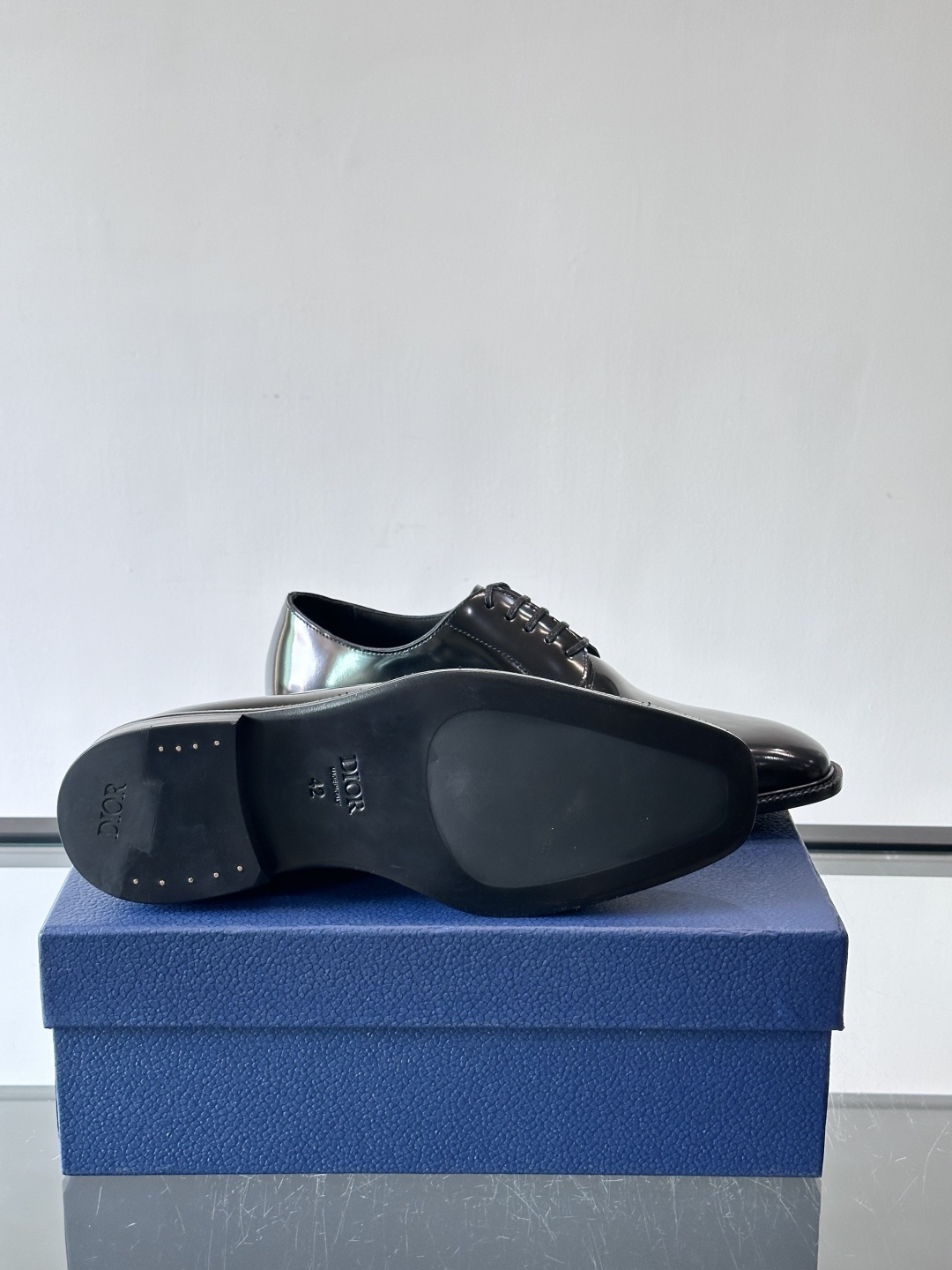 Dior男士正装皮鞋，选用优质小牛皮，亮面光泽感超赞。德比鞋型+系带设计，经典又实用，商务宴会、婚礼都能