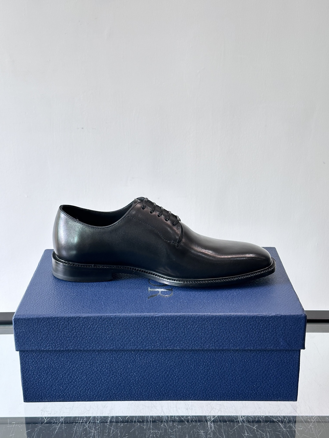 Dior男士正装皮鞋，选用优质小牛皮，亮面光泽感超赞。德比鞋型+系带设计，经典又实用，商务宴会、婚礼都能