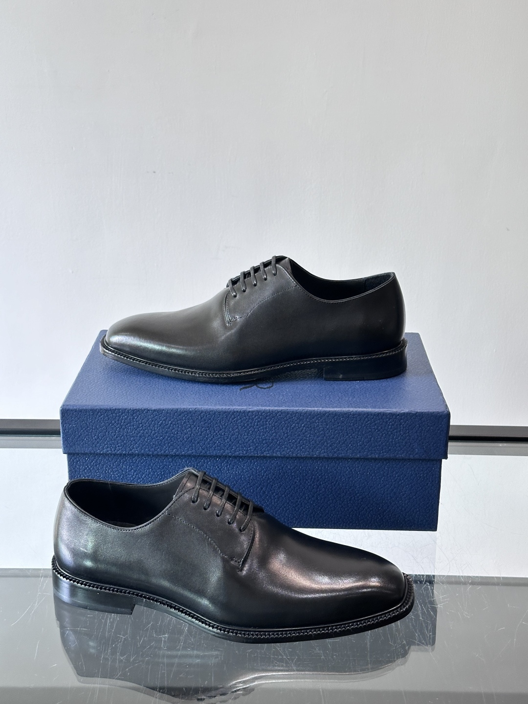 Dior男士正装皮鞋，选用优质小牛皮，亮面光泽感超赞。德比鞋型+系带设计，经典又实用，商务宴会、婚礼都能