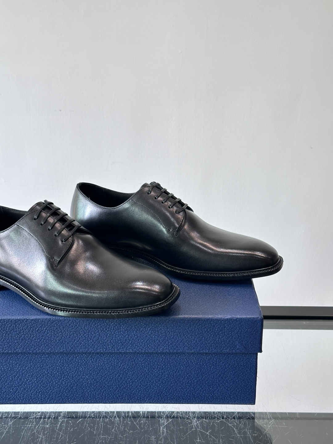 Dior男士正装皮鞋，选用优质小牛皮，亮面光泽感超赞。德比鞋型+系带设计，经典又实用，商务宴会、婚礼都能