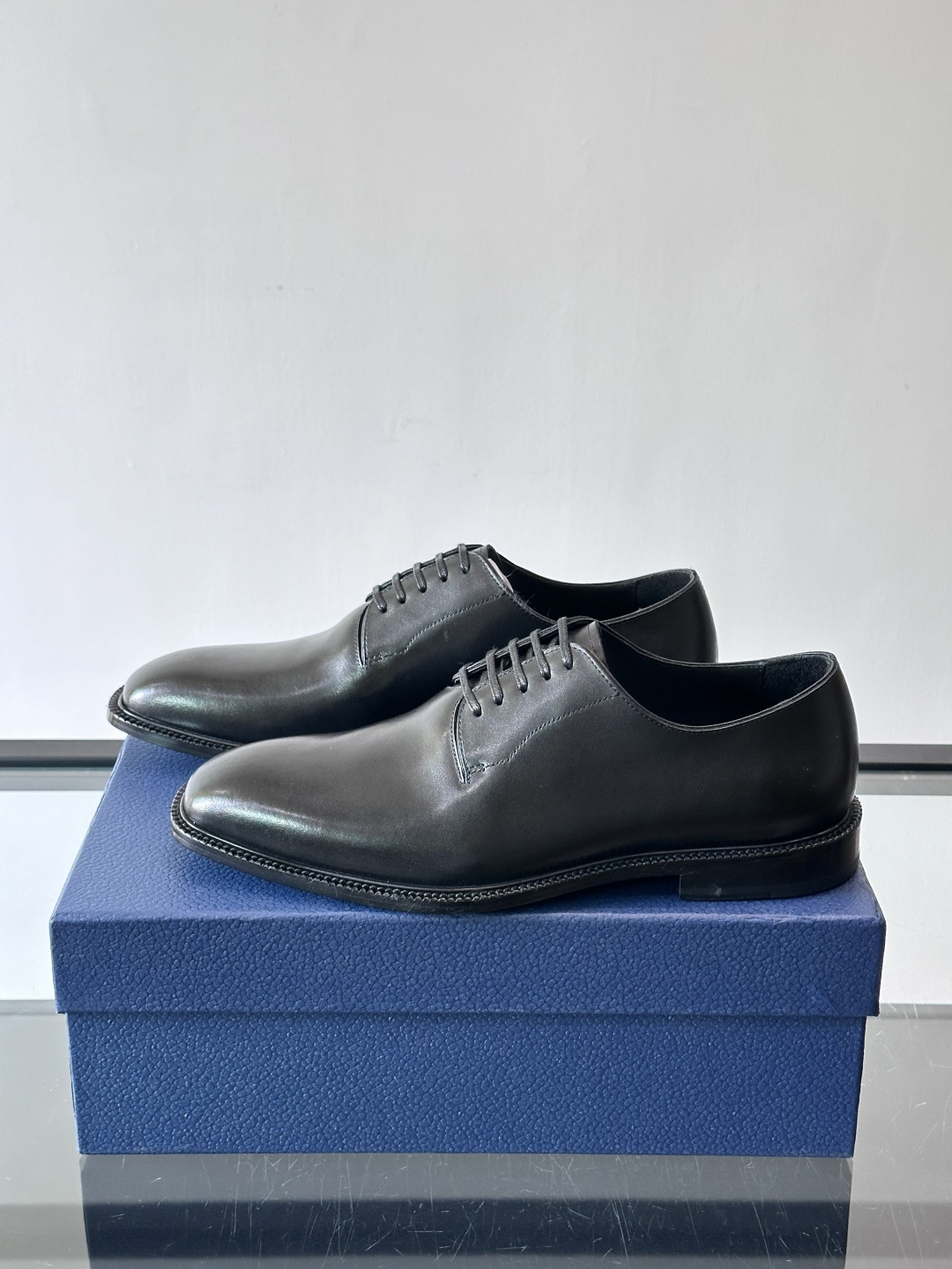 Dior男士正装皮鞋，选用优质小牛皮，亮面光泽感超赞。德比鞋型+系带设计，经典又实用，商务宴会、婚礼都能