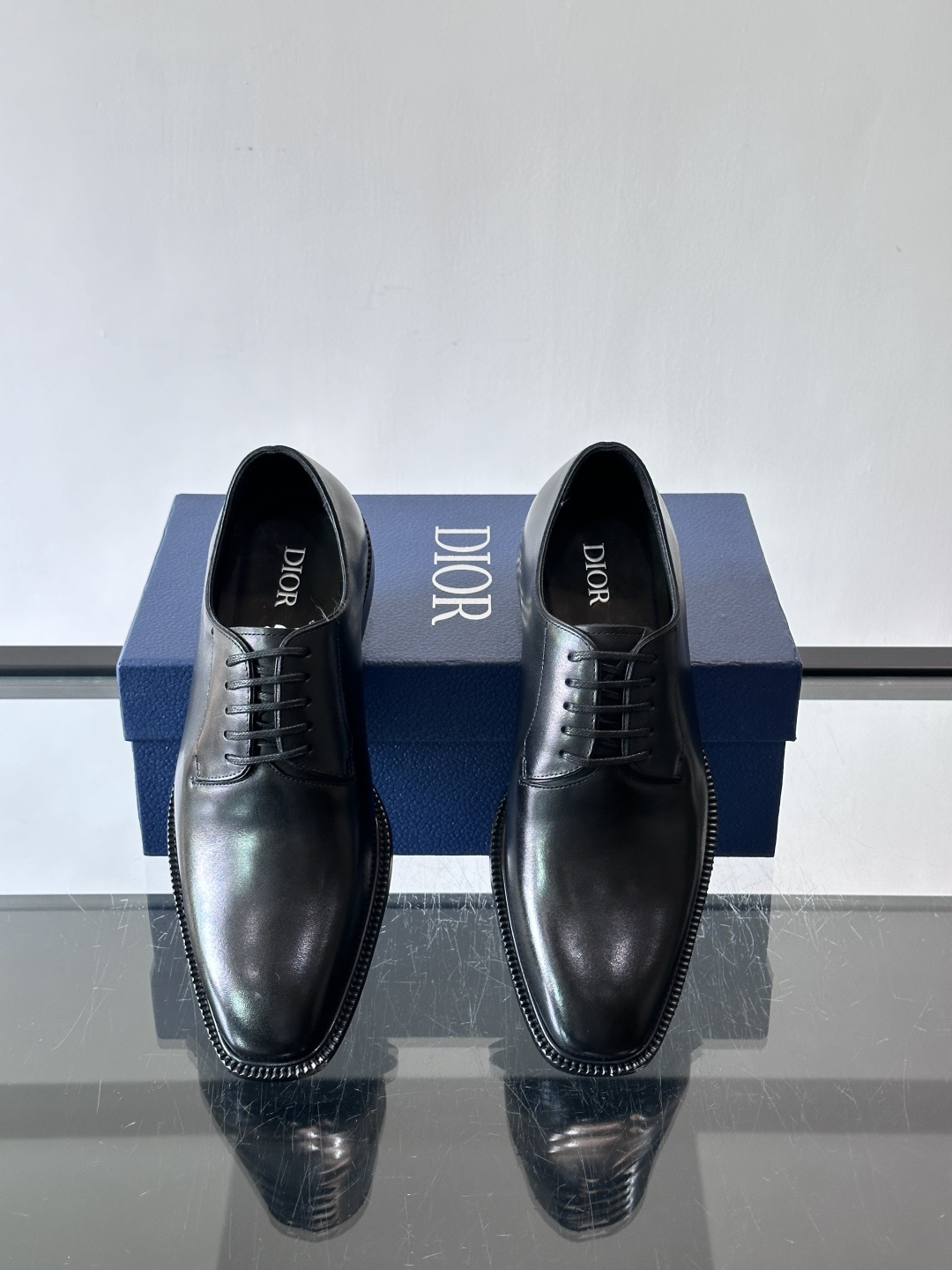 Dior男士正装皮鞋，选用优质小牛皮，亮面光泽感超赞。德比鞋型+系带设计，经典又实用，商务宴会、婚礼都能