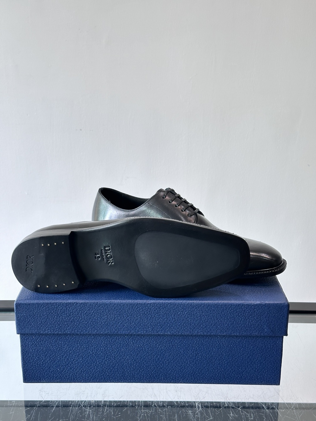 Dior男士正装皮鞋，选用优质小牛皮，亮面光泽感超赞。德比鞋型+系带设计，经典又实用，商务宴会、婚礼都能