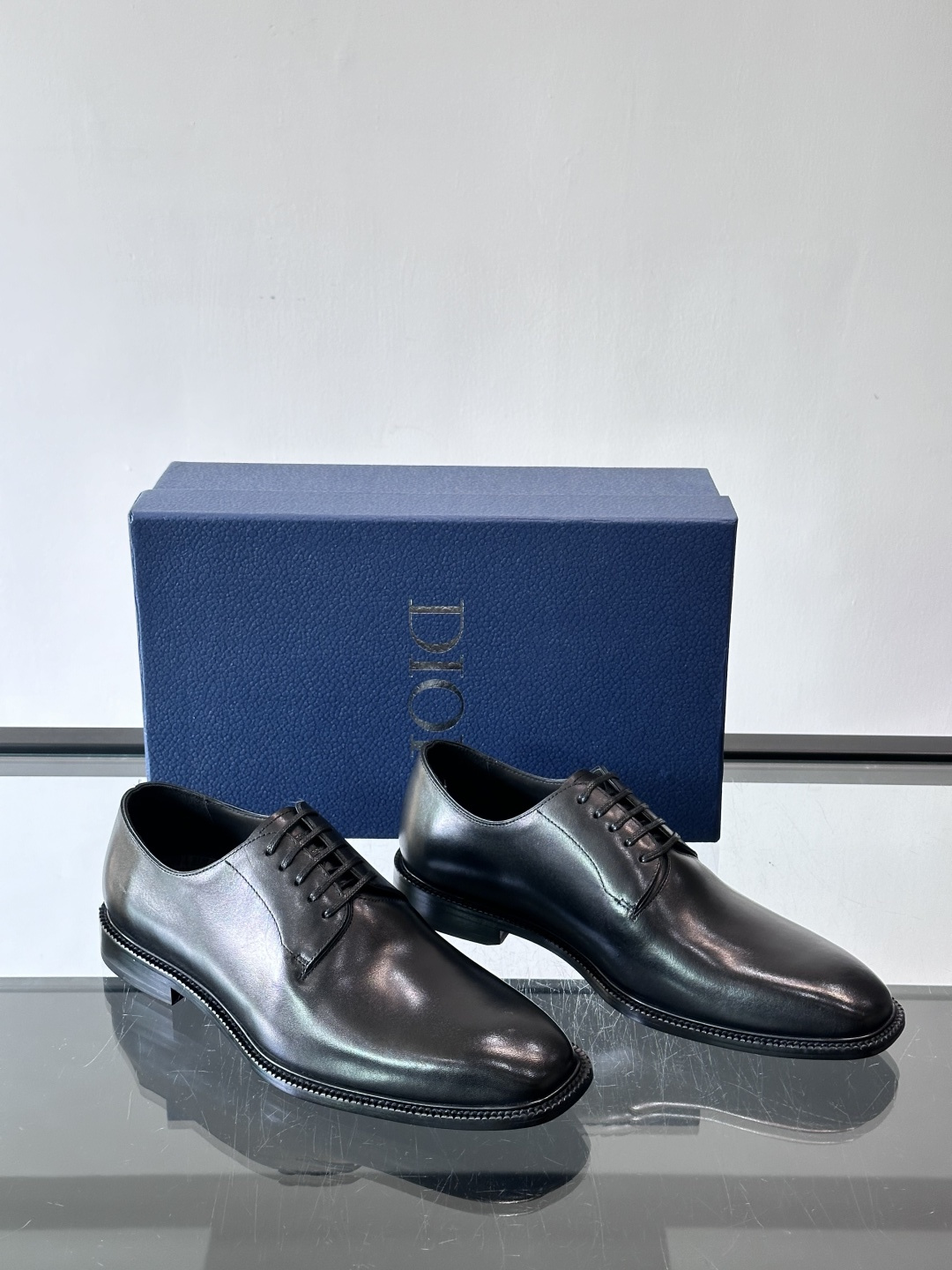 Dior男士正装皮鞋，选用优质小牛皮，亮面光泽感超赞。德比鞋型+系带设计，经典又实用，商务宴会、婚礼都能