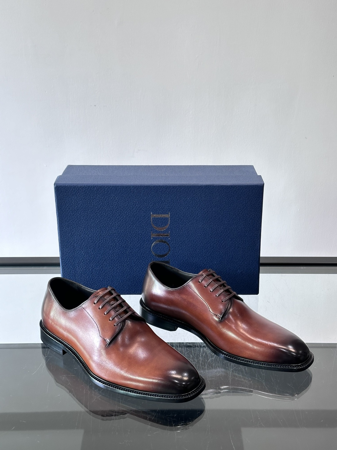 Dior男士正装皮鞋，选用优质小牛皮，亮面光泽感超赞。德比鞋型+系带设计，经典又实用，商务宴会、婚礼都能
