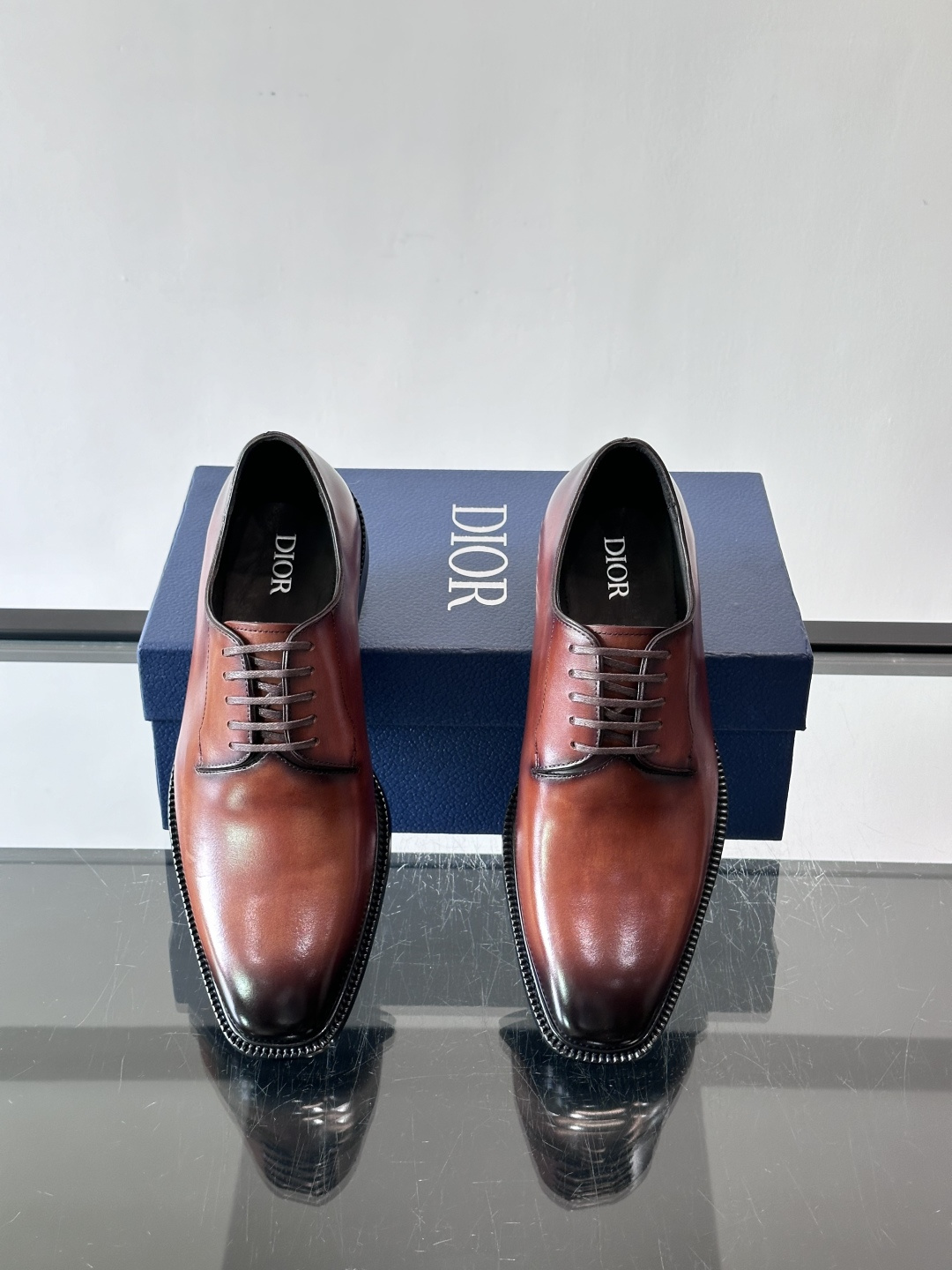 Dior男士正装皮鞋，选用优质小牛皮，亮面光泽感超赞。德比鞋型+系带设计，经典又实用，商务宴会、婚礼都能