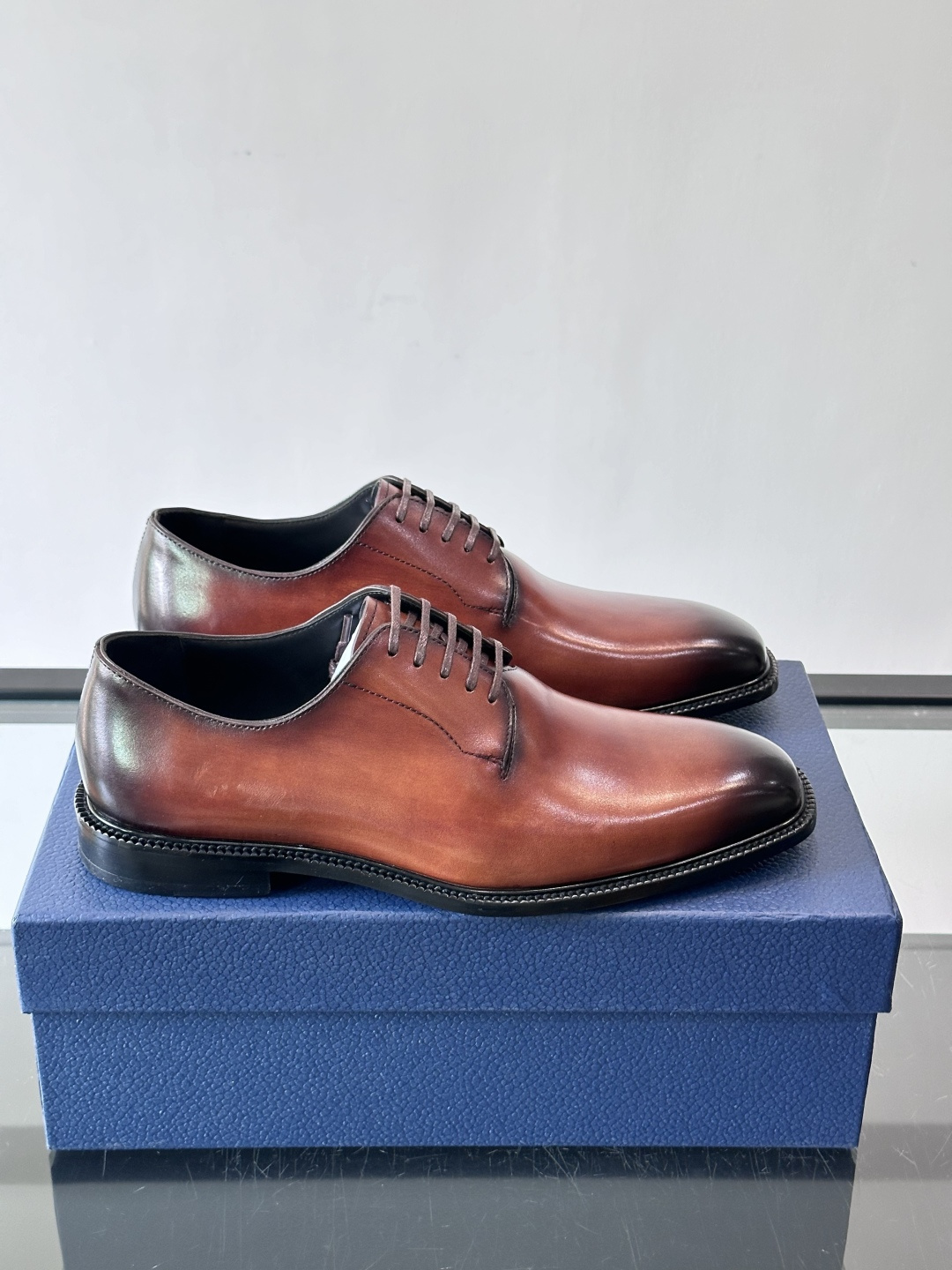 Dior男士正装皮鞋，选用优质小牛皮，亮面光泽感超赞。德比鞋型+系带设计，经典又实用，商务宴会、婚礼都能