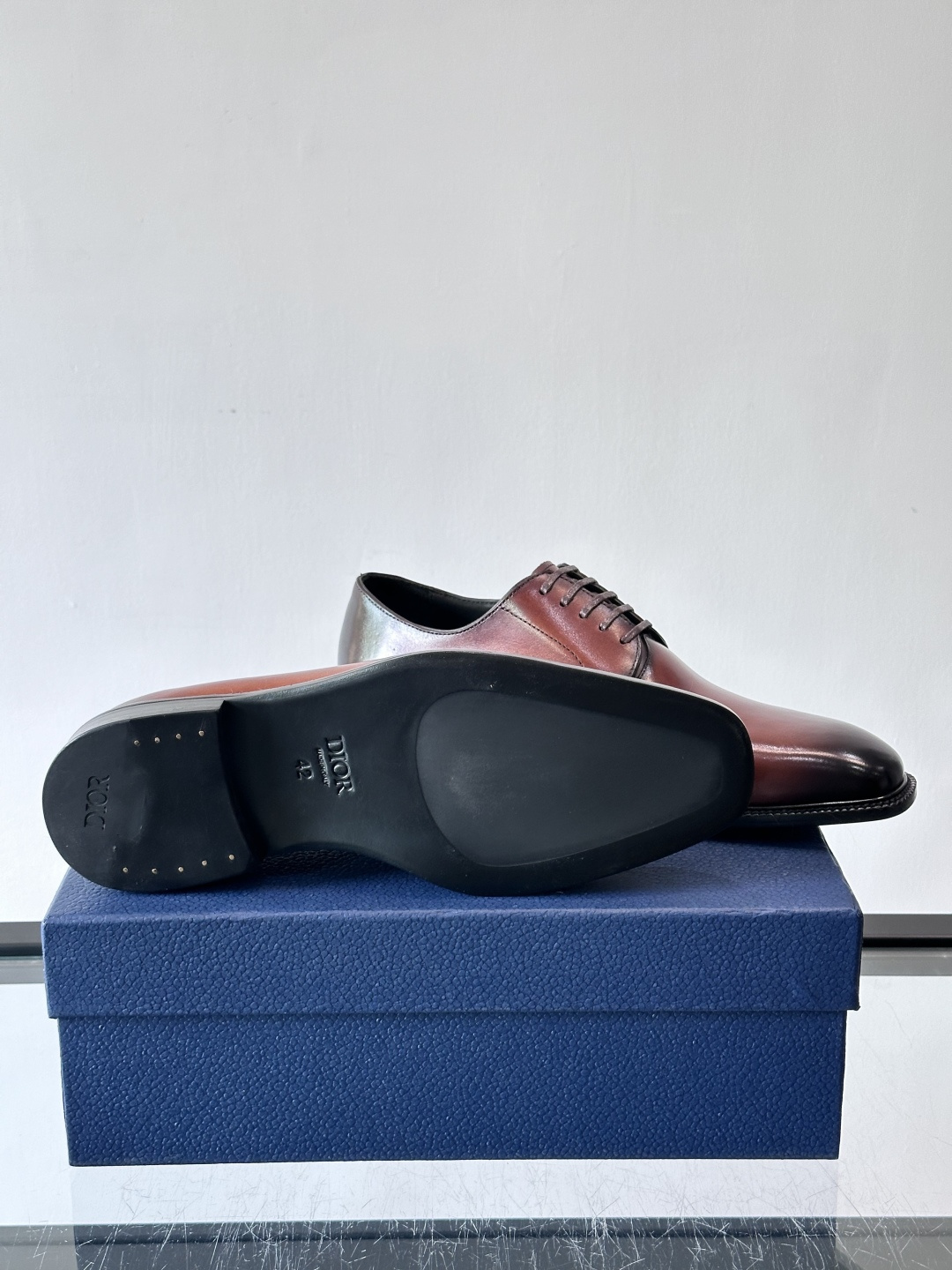 Dior男士正装皮鞋，选用优质小牛皮，亮面光泽感超赞。德比鞋型+系带设计，经典又实用，商务宴会、婚礼都能