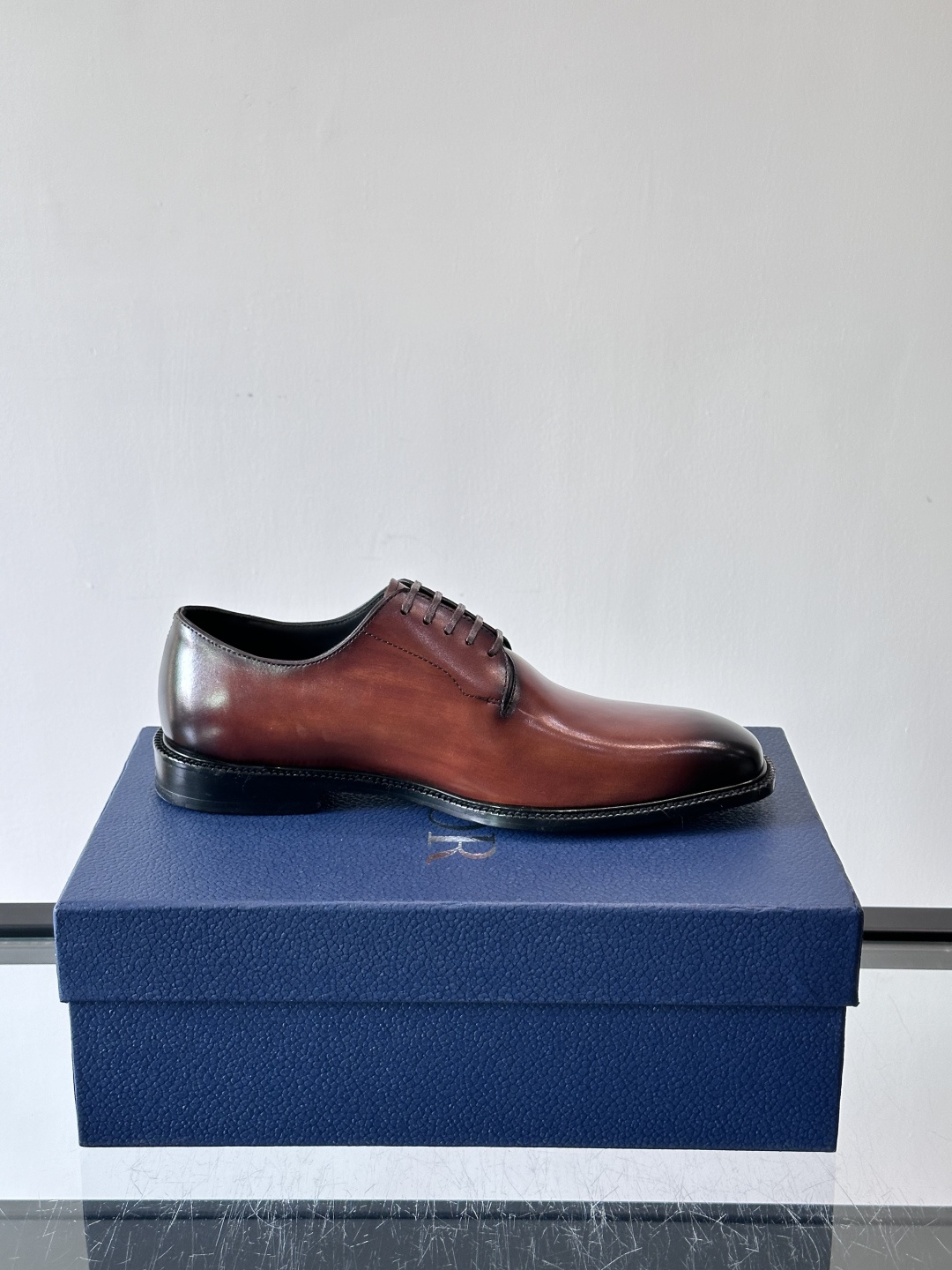 Dior男士正装皮鞋，选用优质小牛皮，亮面光泽感超赞。德比鞋型+系带设计，经典又实用，商务宴会、婚礼都能