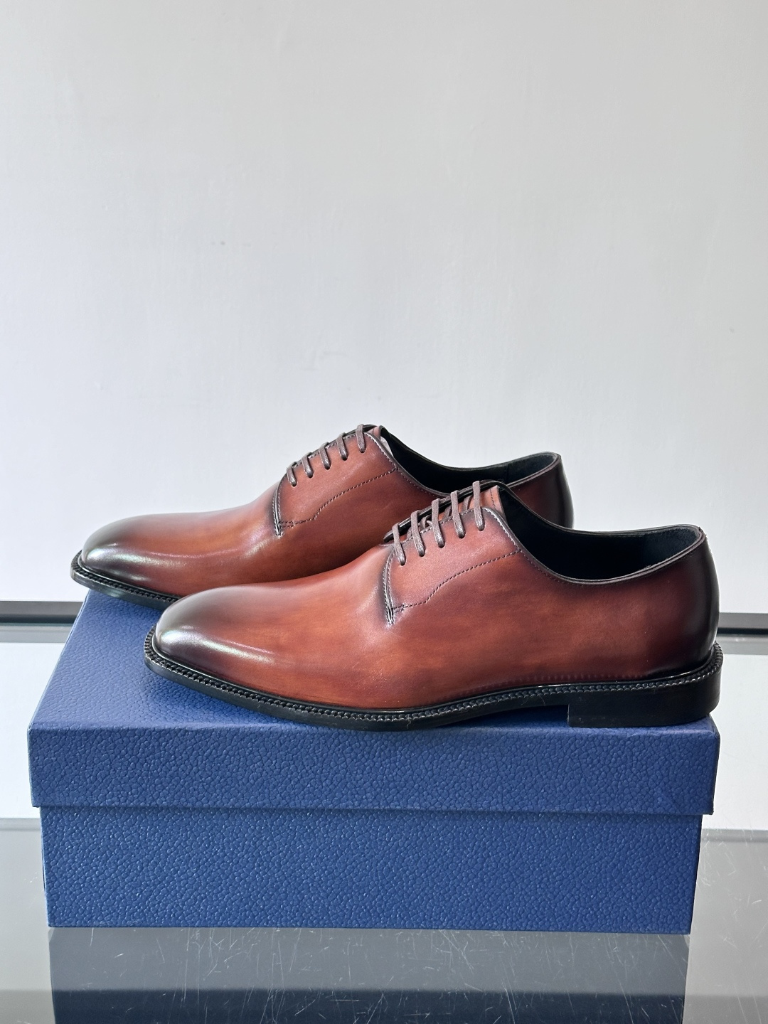 Dior男士正装皮鞋，选用优质小牛皮，亮面光泽感超赞。德比鞋型+系带设计，经典又实用，商务宴会、婚礼都能