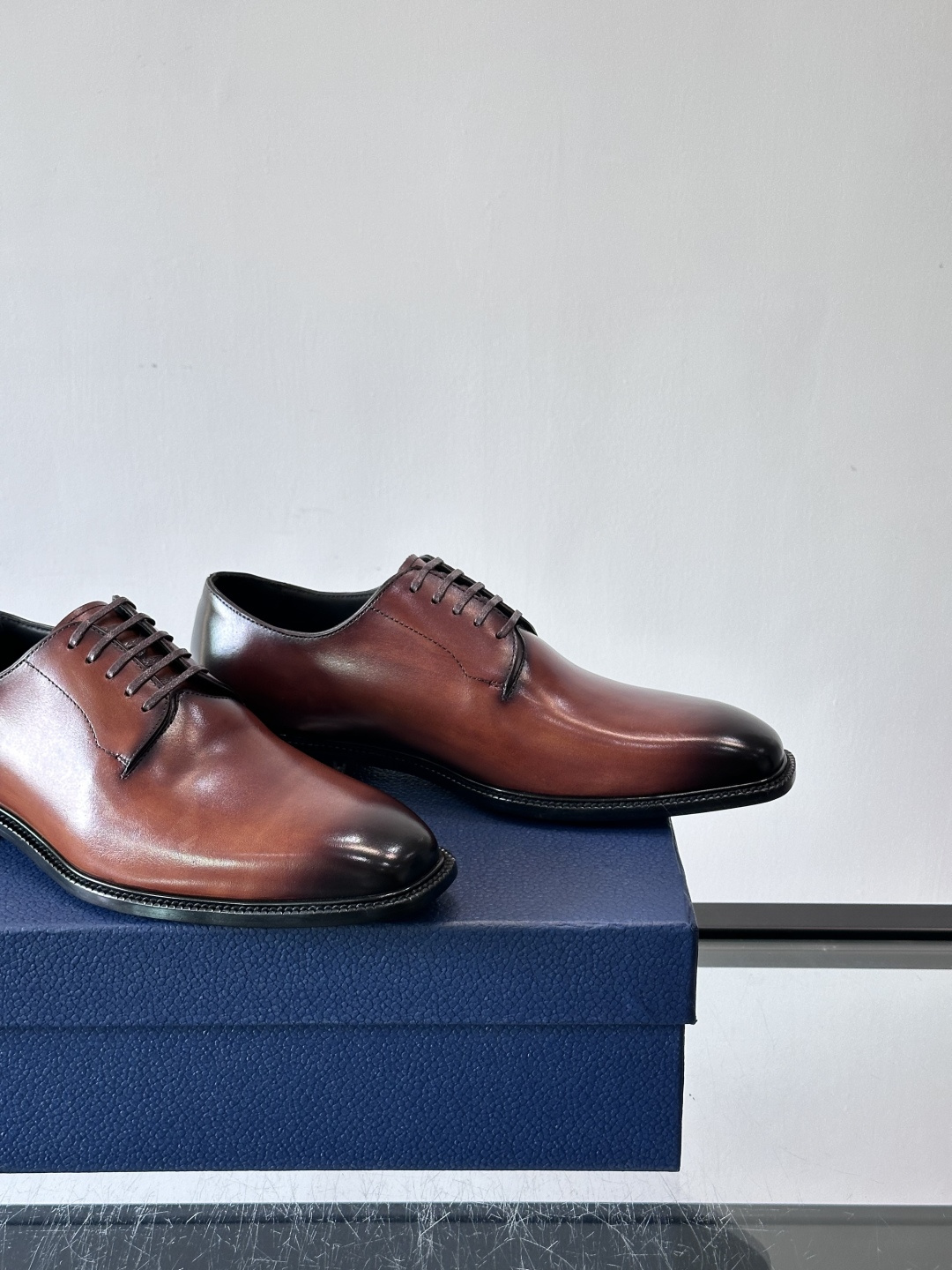 Dior男士正装皮鞋，选用优质小牛皮，亮面光泽感超赞。德比鞋型+系带设计，经典又实用，商务宴会、婚礼都能