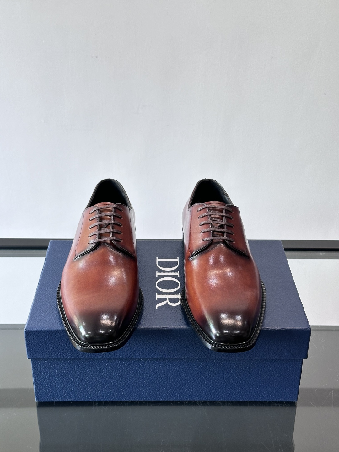 Dior男士正装皮鞋，选用优质小牛皮，亮面光泽感超赞。德比鞋型+系带设计，经典又实用，商务宴会、婚礼都能