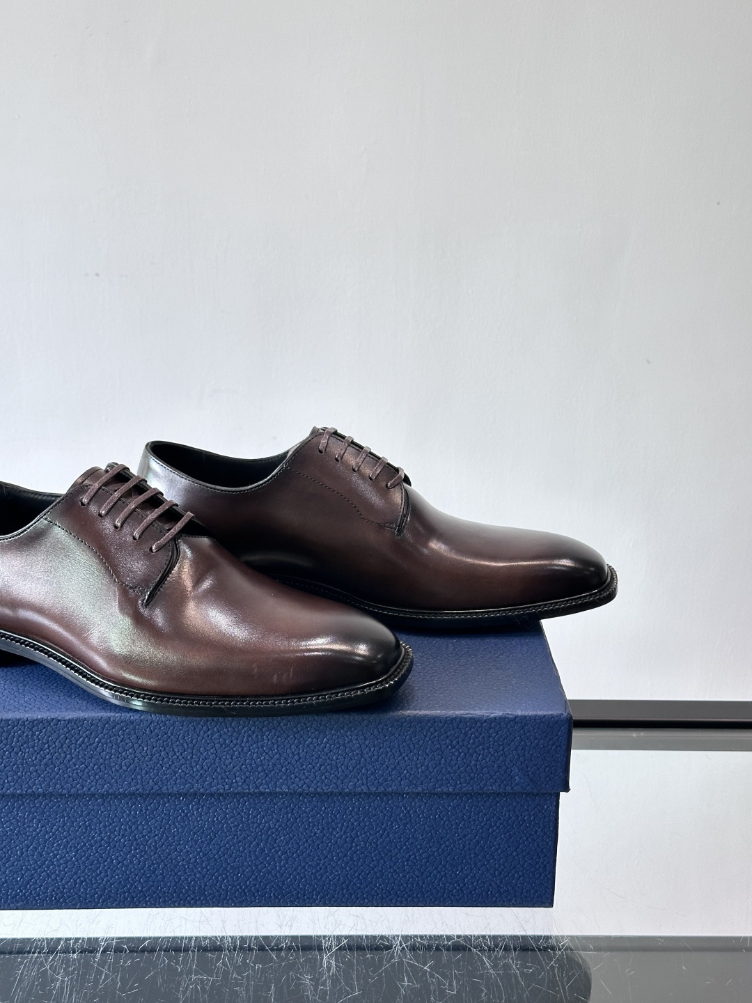 Dior男士正装皮鞋，选用优质小牛皮，亮面光泽感超赞。德比鞋型+系带设计，经典又实用，商务宴会、婚礼都能