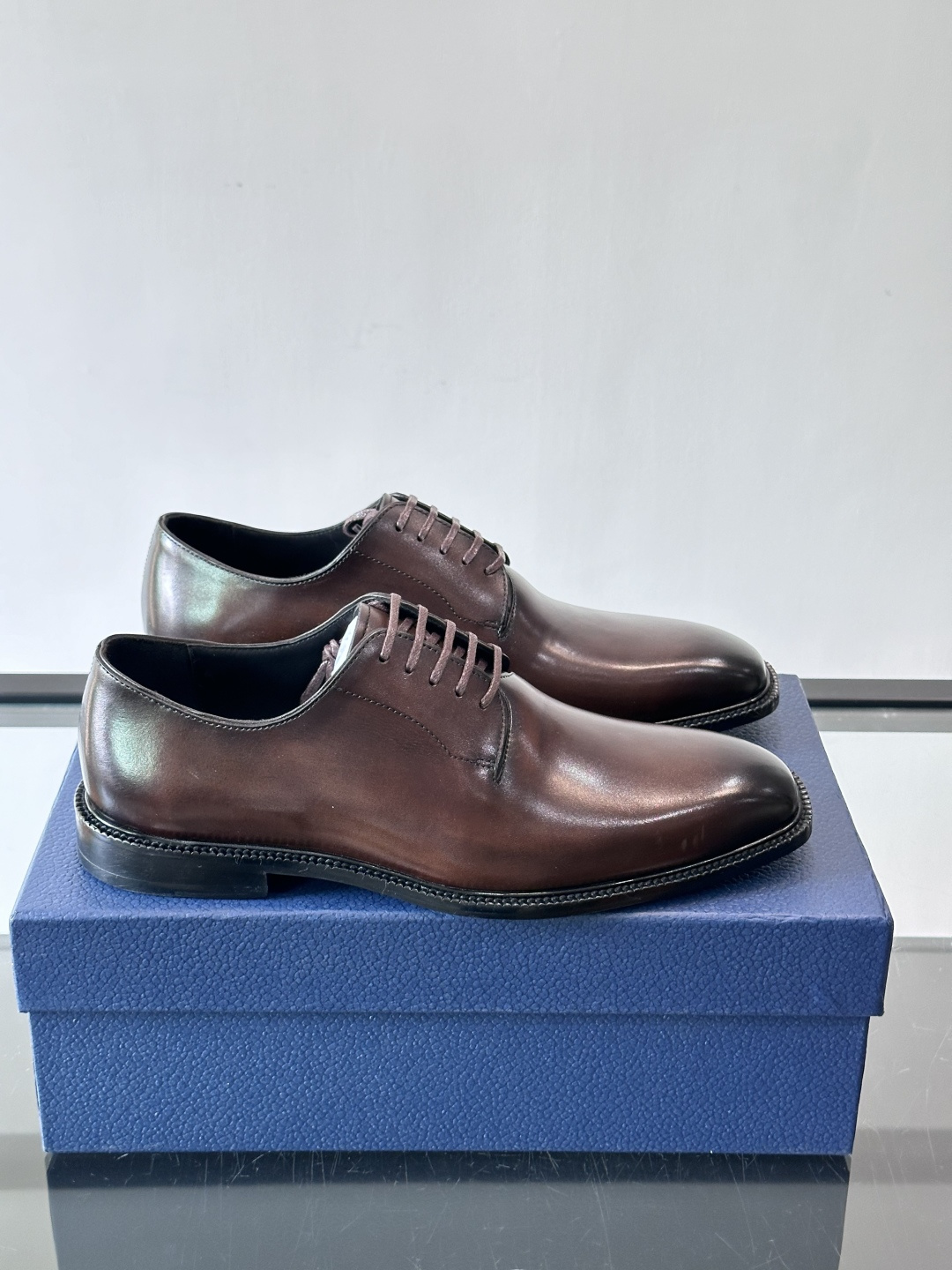 NO:690331,Dior men's formal leather shoes are made of high-quality calfskin with a superb glossy finish. The Derby shoe type + lace design is classic and practical, and can be easily used for business banquets and weddings. The soles are wear-resistant and have perfect hand-stitching details, which are comfortable and durable. The overall elegant style can be worn with formal and casual wear. It is a must-have high-end item for men's shoe cabinets!  ,size39-44 (38.45.46 customized),,dior,cowhide19860909Dior男士正装皮鞋,选用优质小牛皮,亮面光泽感超赞.德比鞋型+系带设计,经典又实用,商务宴会、婚礼都能轻松驾驭.鞋底耐磨,手工缝线细节满分,舒适又耐穿.整体优雅大气,正装休闲都能搭,是男士鞋柜必备高端单品！ ,size39-44（38.45.46定制）,,dior,cowhide,Men's shoes