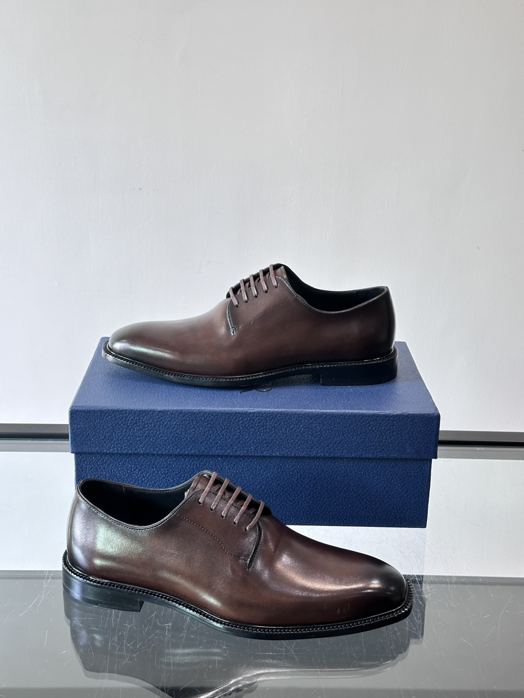 Dior男士正装皮鞋，选用优质小牛皮，亮面光泽感超赞。德比鞋型+系带设计，经典又实用，商务宴会、婚礼都能