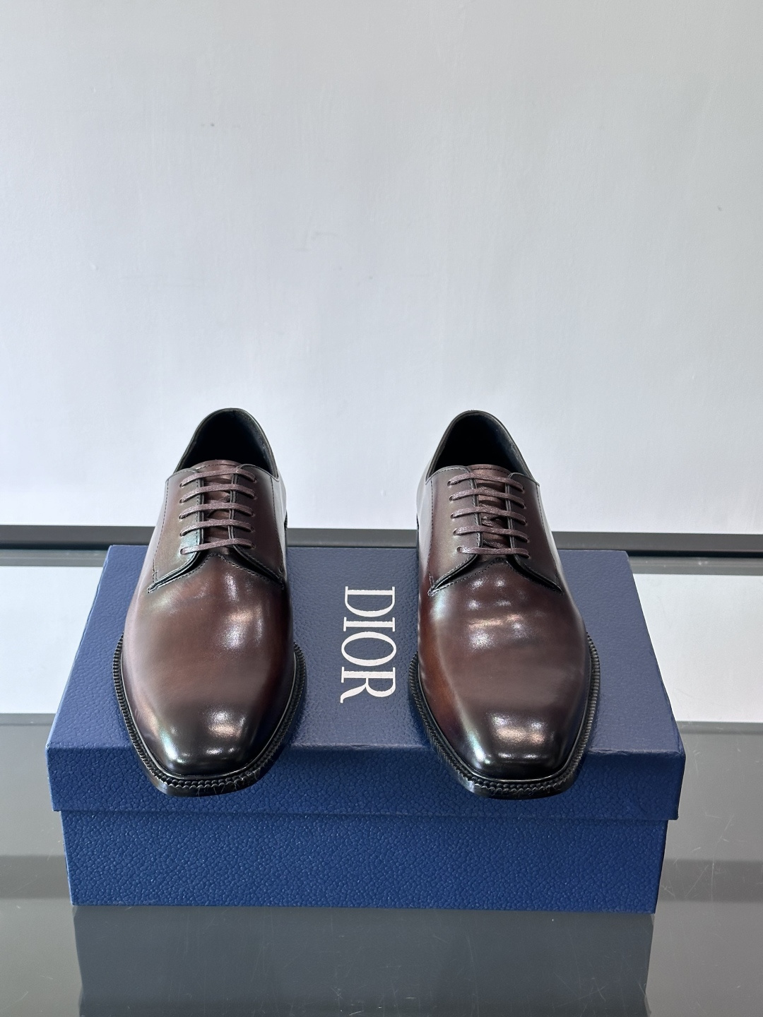 Dior男士正装皮鞋，选用优质小牛皮，亮面光泽感超赞。德比鞋型+系带设计，经典又实用，商务宴会、婚礼都能