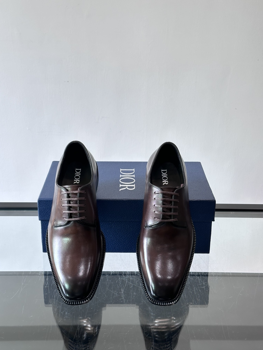 Dior男士正装皮鞋，选用优质小牛皮，亮面光泽感超赞。德比鞋型+系带设计，经典又实用，商务宴会、婚礼都能