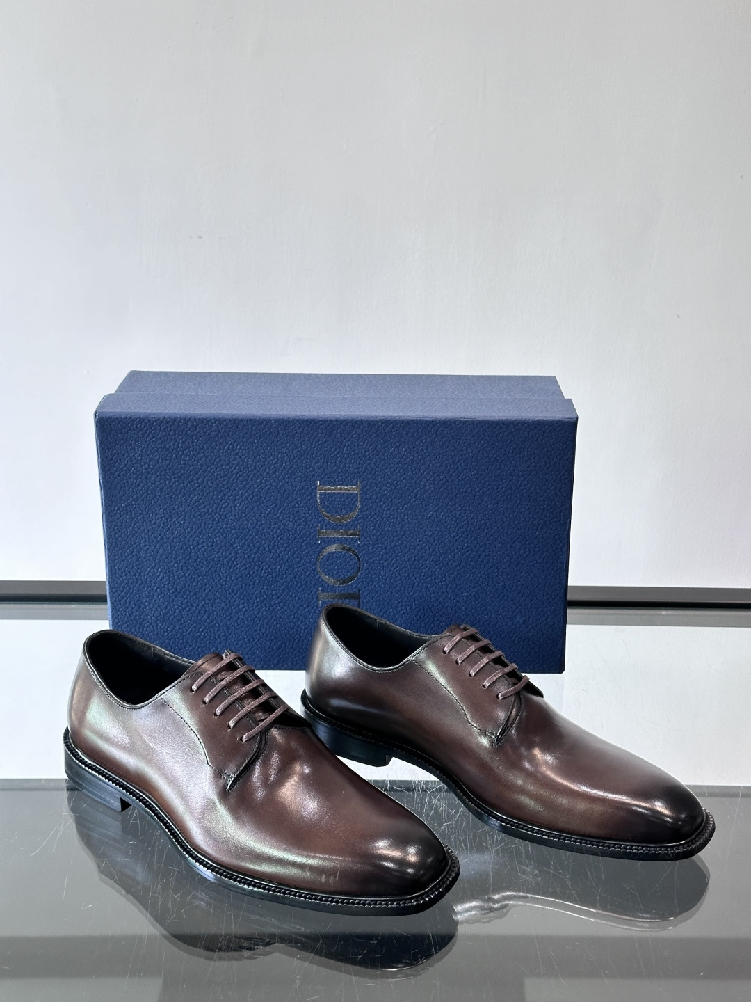 Dior男士正装皮鞋，选用优质小牛皮，亮面光泽感超赞。德比鞋型+系带设计，经典又实用，商务宴会、婚礼都能
