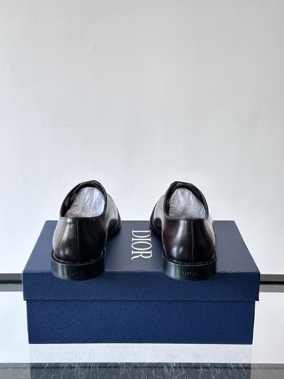 Dior男士正装皮鞋，选用优质小牛皮，亮面光泽感超赞。德比鞋型+系带设计，经典又实用，商务宴会、婚礼都能