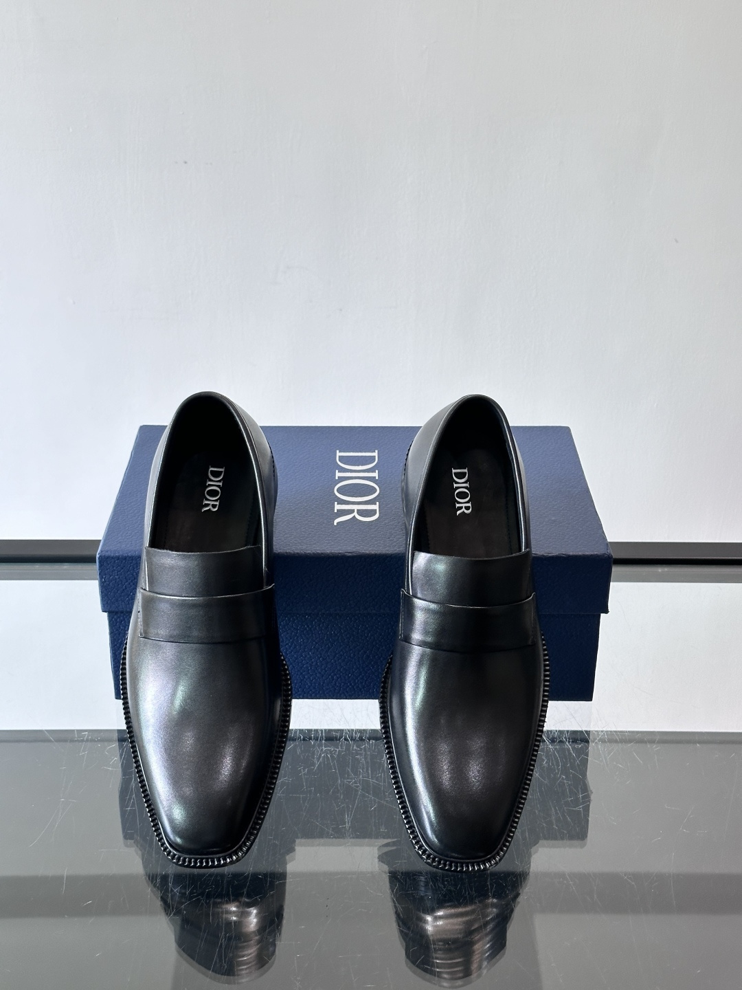 Dior男士正装皮鞋，选用优质小牛皮，亮面光泽感超赞，经典又实用，商务宴会、婚礼都能轻松驾驭。鞋底耐磨，