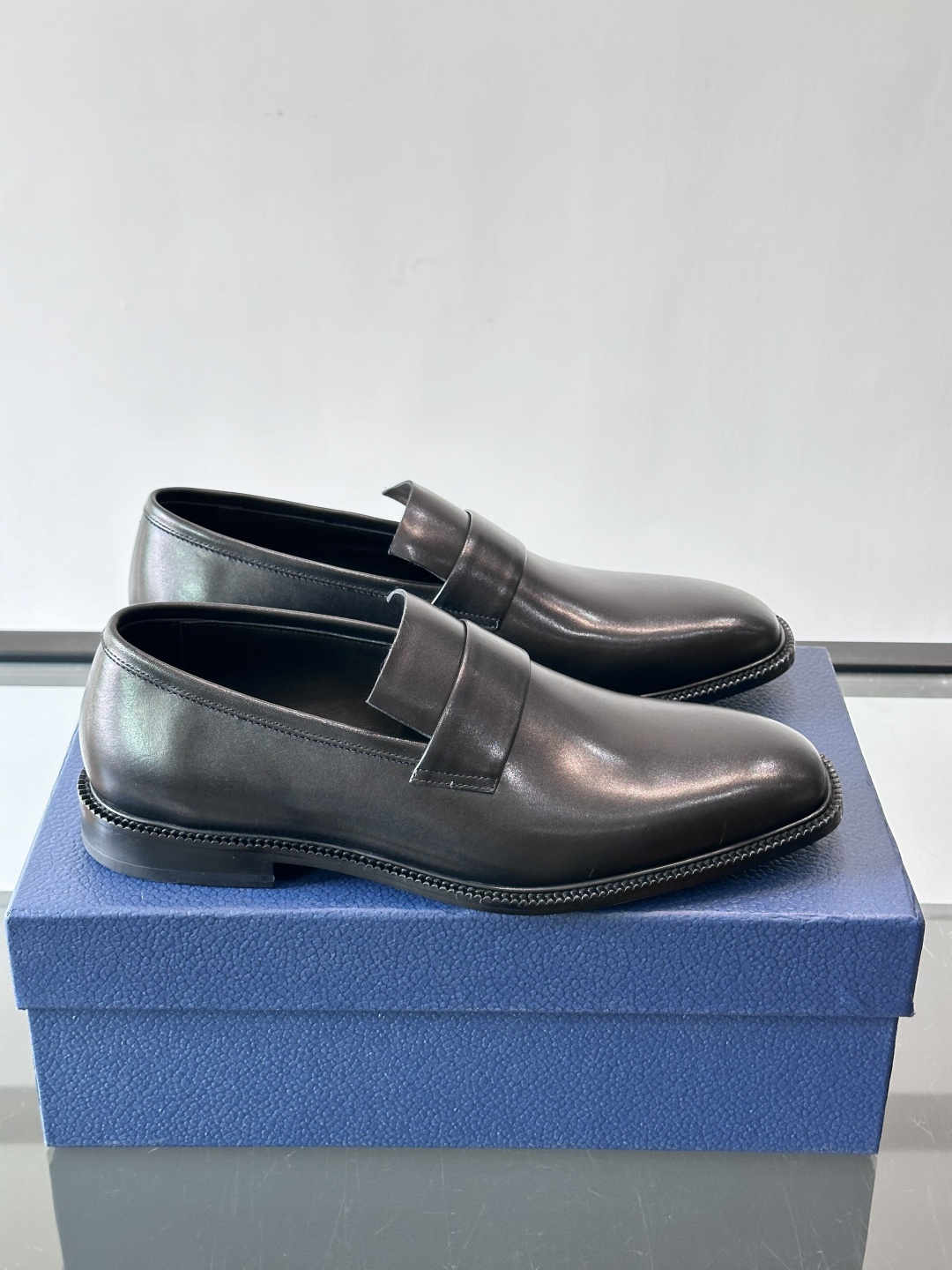 Dior男士正装皮鞋，选用优质小牛皮，亮面光泽感超赞，经典又实用，商务宴会、婚礼都能轻松驾驭。鞋底耐磨，