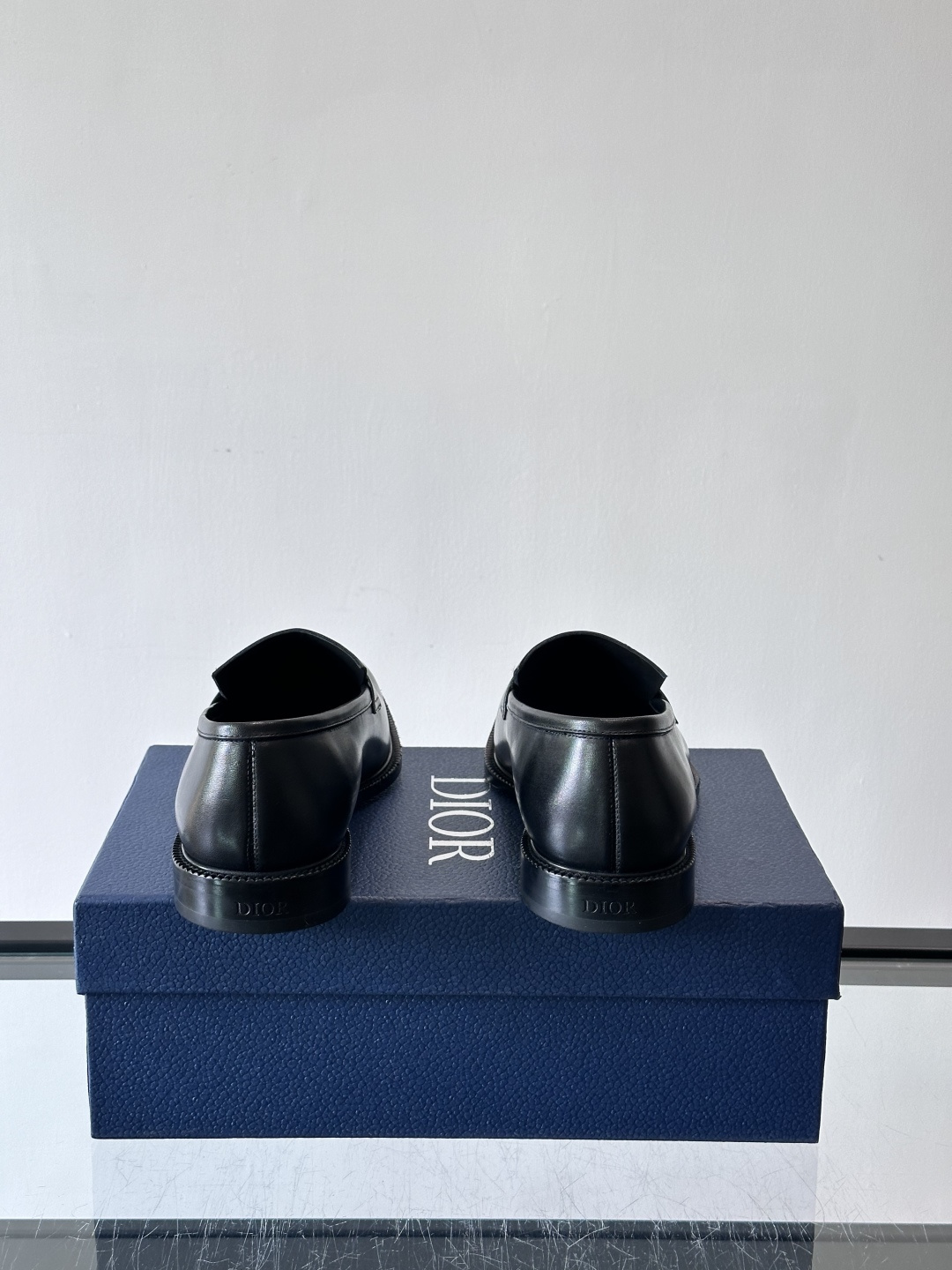 Dior男士正装皮鞋，选用优质小牛皮，亮面光泽感超赞，经典又实用，商务宴会、婚礼都能轻松驾驭。鞋底耐磨，