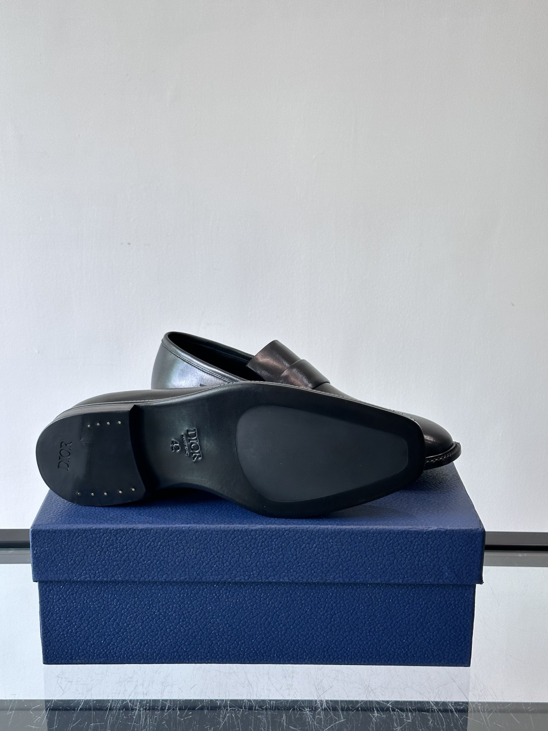 Dior男士正装皮鞋，选用优质小牛皮，亮面光泽感超赞，经典又实用，商务宴会、婚礼都能轻松驾驭。鞋底耐磨，