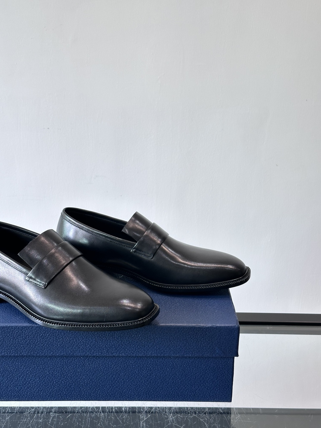 Dior男士正装皮鞋，选用优质小牛皮，亮面光泽感超赞，经典又实用，商务宴会、婚礼都能轻松驾驭。鞋底耐磨，