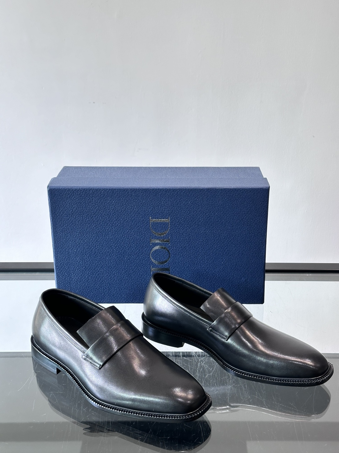 Dior男士正装皮鞋，选用优质小牛皮，亮面光泽感超赞，经典又实用，商务宴会、婚礼都能轻松驾驭。鞋底耐磨，