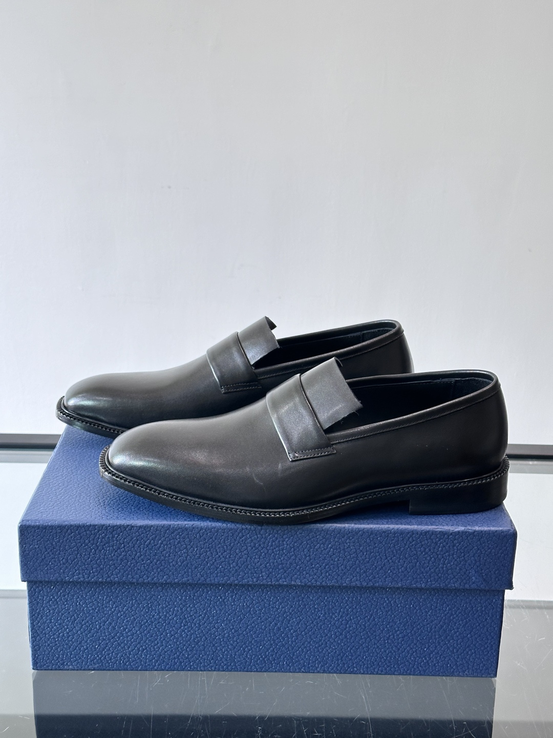 Dior男士正装皮鞋，选用优质小牛皮，亮面光泽感超赞，经典又实用，商务宴会、婚礼都能轻松驾驭。鞋底耐磨，