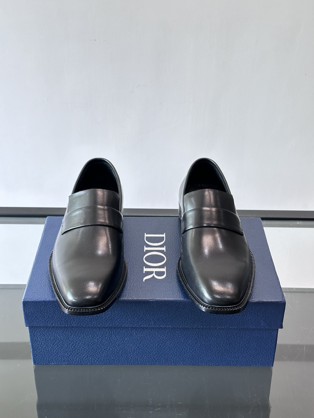 Dior男士正装皮鞋，选用优质小牛皮，亮面光泽感超赞，经典又实用，商务宴会、婚礼都能轻松驾驭。鞋底耐磨，