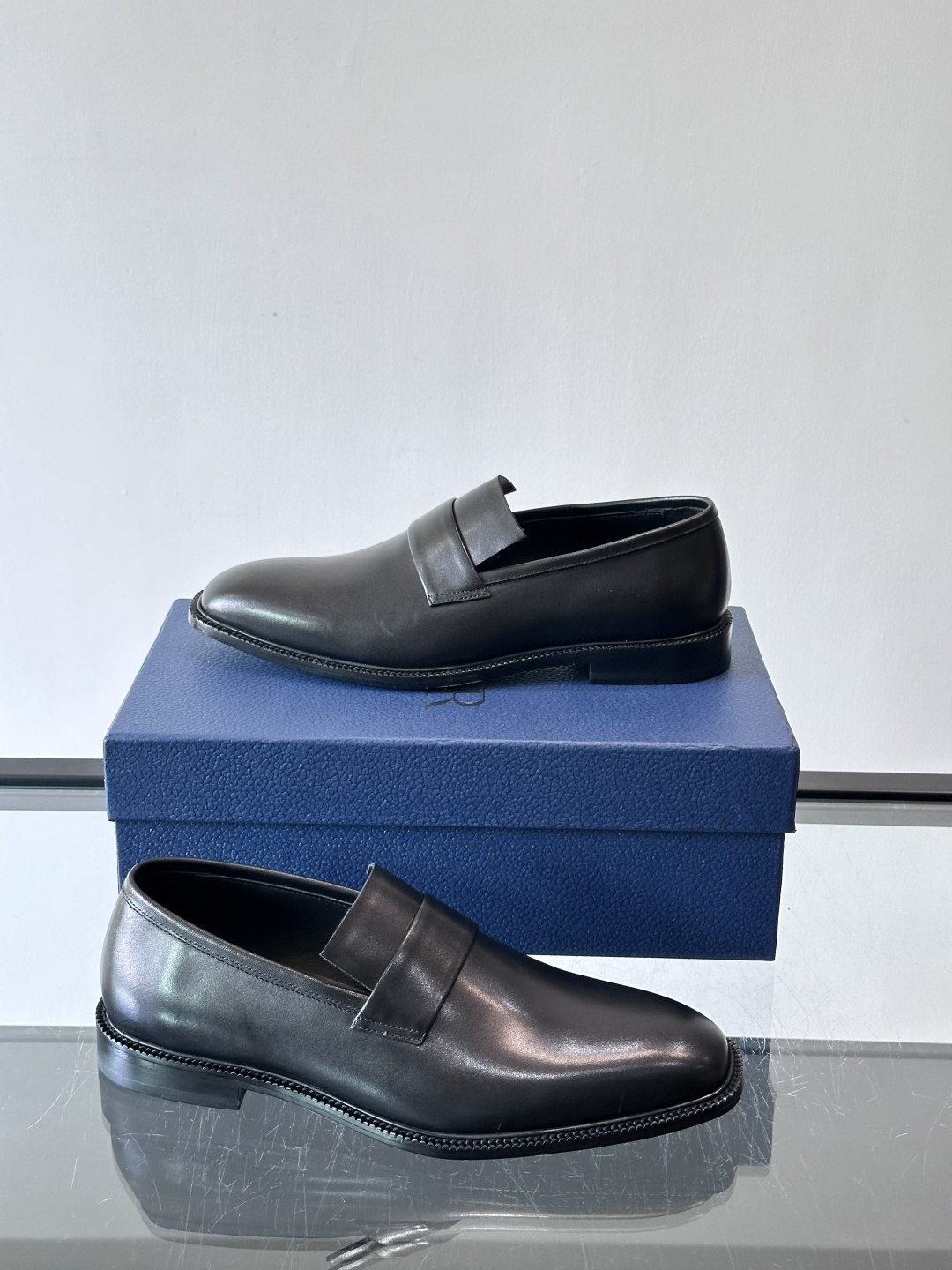 Dior男士正装皮鞋，选用优质小牛皮，亮面光泽感超赞，经典又实用，商务宴会、婚礼都能轻松驾驭。鞋底耐磨，